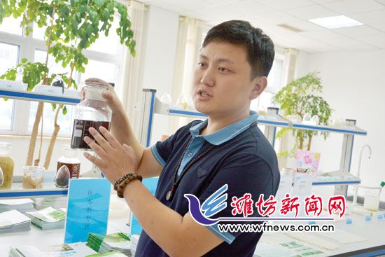 王曉凱正在介紹“旱地寶”的優勢